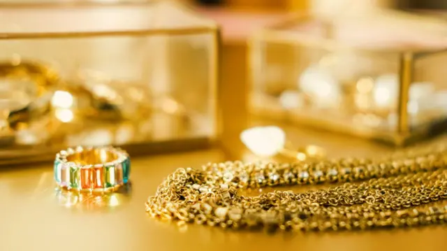 انخفاض أسعار الذهب محليًا إلى 101 دينارا للغرام