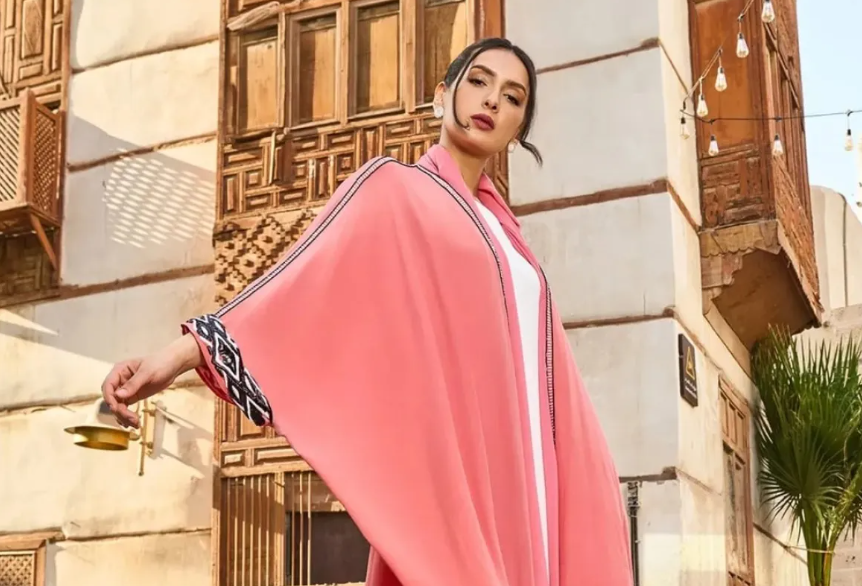 كيفية اختيار العباية الملونة المناسبة للسفر في الصيف ..  أبرزها باللون الوردي الفاتح
