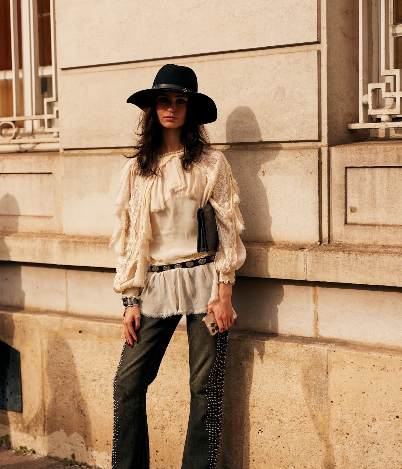 الجينز المرصّع ..  قطعة واحدة كفيلة بتحويل إطلالتك هذا الصيف