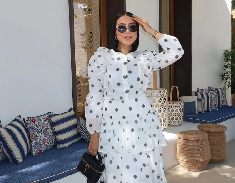 كيف تنسّقين أزياء البولكا دوت مع الحجاب بأسلوب مدونات الموضة؟