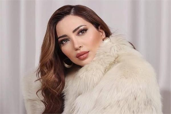 نسرين طافش تودع الشتاء بشعر مموج عسلي في باريس