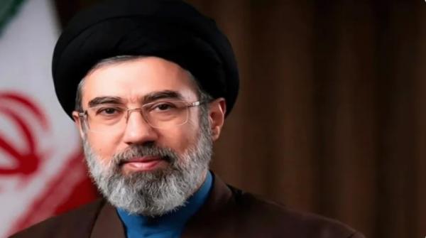 خامنئي يتعهد بالثأر لوالده