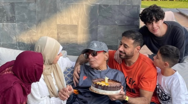 بصورة من آخر عيد ميلاد ..  أحمد السعدني يحيي ذكرى والده