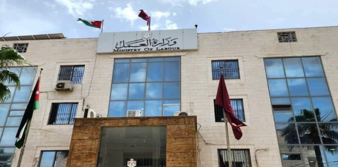 العمل: عقود العمل الموحدة للمدارس الخاصة سارية ولا صحة لإلغائها