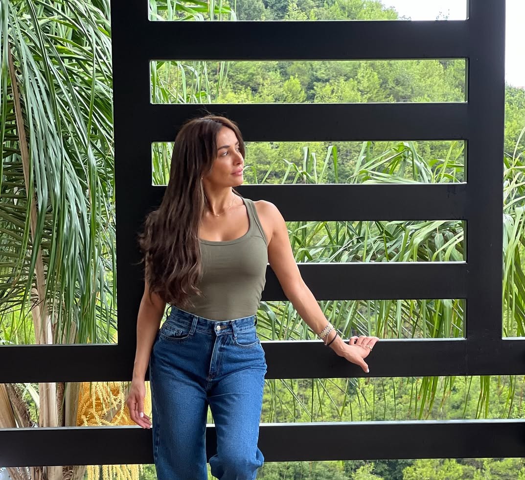 إطلالات مؤثرات الموضة ..  أفكار كاجوال وعصرية لعطلة نهاية الأسبوع