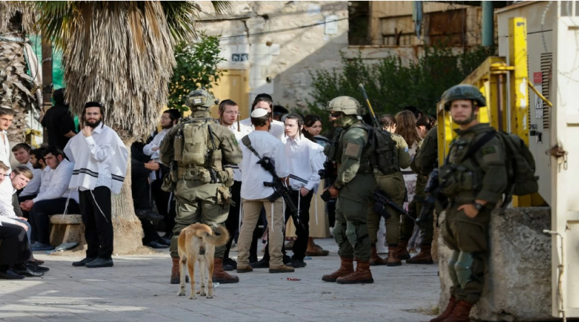 الاحتلال الإسرائيلي يعتقل 20 فلسطينيا من حزما شرق القدس ويغلق مداخلها