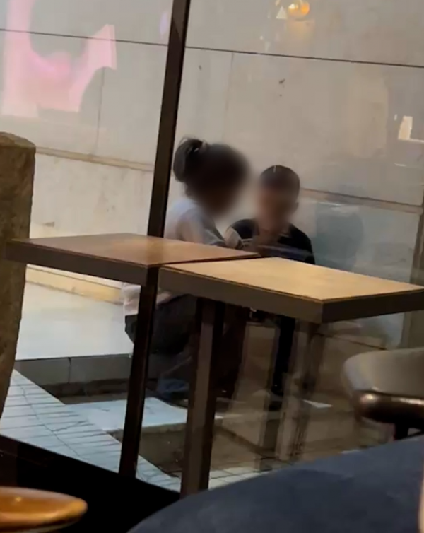 أطفال يتسولون في دابوق  ..  ومركبة توزعهم يوميا