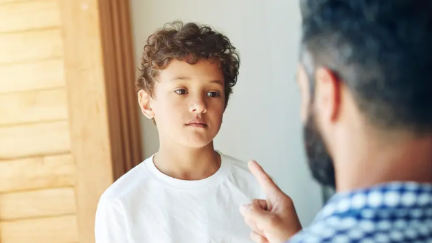 8 علامات تكشف أنك عانيت من محاباة الوالدين بطفولتك ..  وترافقك حتى البلوغ