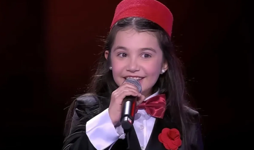 وداع مؤثر ..  إيميليا صاحبة ترند "يا وردة في البستان" تغادر The Voice Kids 