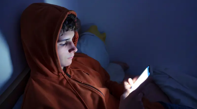 احذر تصفح الهاتف في الفراش مستلقياً بالعتمة