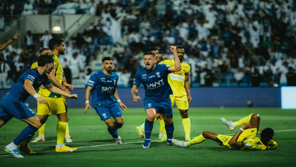 الدوري السعودي ..  الهلال يواصل تشديد الخناق على جاره النصر المتصدر