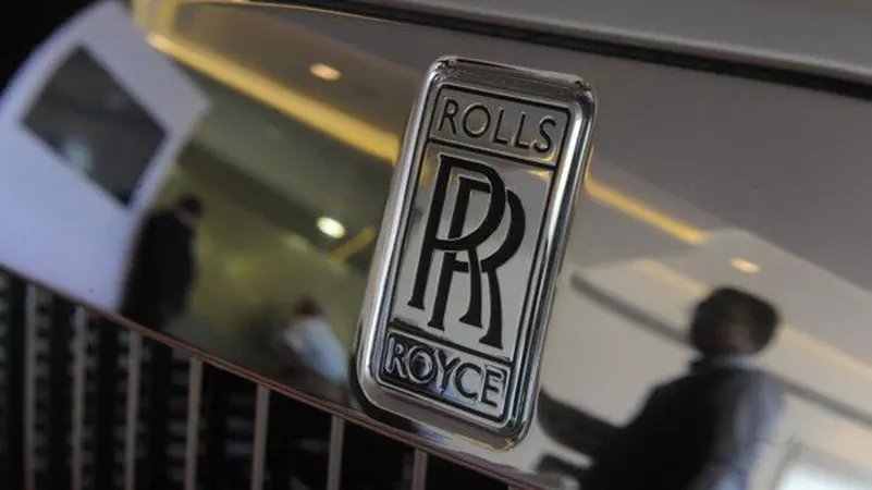 "رولز رويس" تنضم لقائمة الشركات المتراجعة عن التحول إلى السيارات الكهربائية