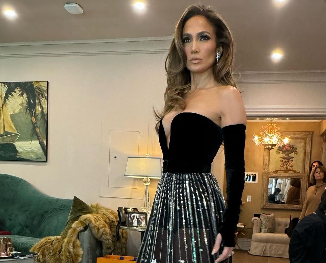 النجمات العرب يتبعن خطوات جينيفر لوبيز في الموضة: أناقة مشتركة على السجادة الحمراء