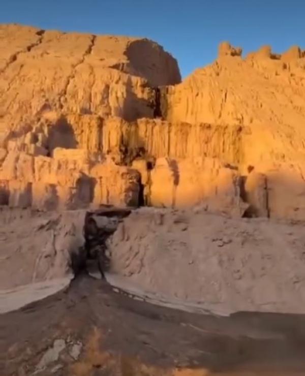 محافظ العقبة يكشف سر المادة السوداء بين الصخور  ..  زيوت عادمة