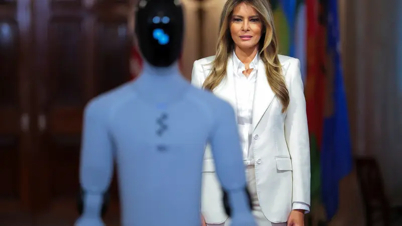 بـ25 ألف دولار ..  تعرف على الروبوت البشري الذي ظهر مع ميلانيا ترامب بالبيت الأبيض