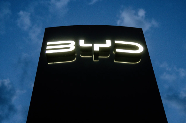 "BYD" تتأهب لانتزاع صدارة سوق السيارات الكهربائية عالمياً من "تسلا"