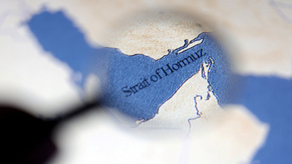 ترامب يهدد بضرب محطات الطاقة الإيرانية إذا لم يُفتح مضيق هرمز ..  وطهران تحذر