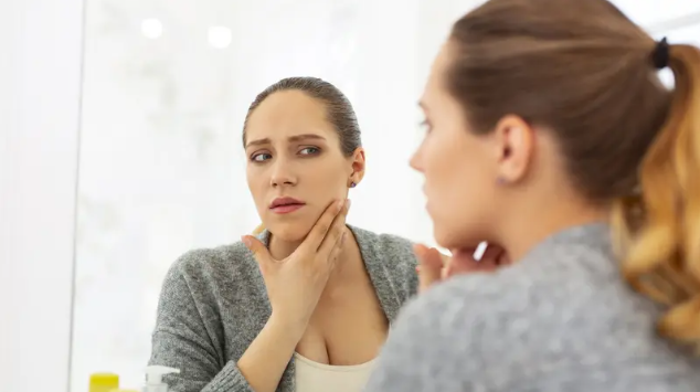 انتفاخ الوجه صباحاً ..  5 أسباب لا علاقة لها بزيادة الوزن