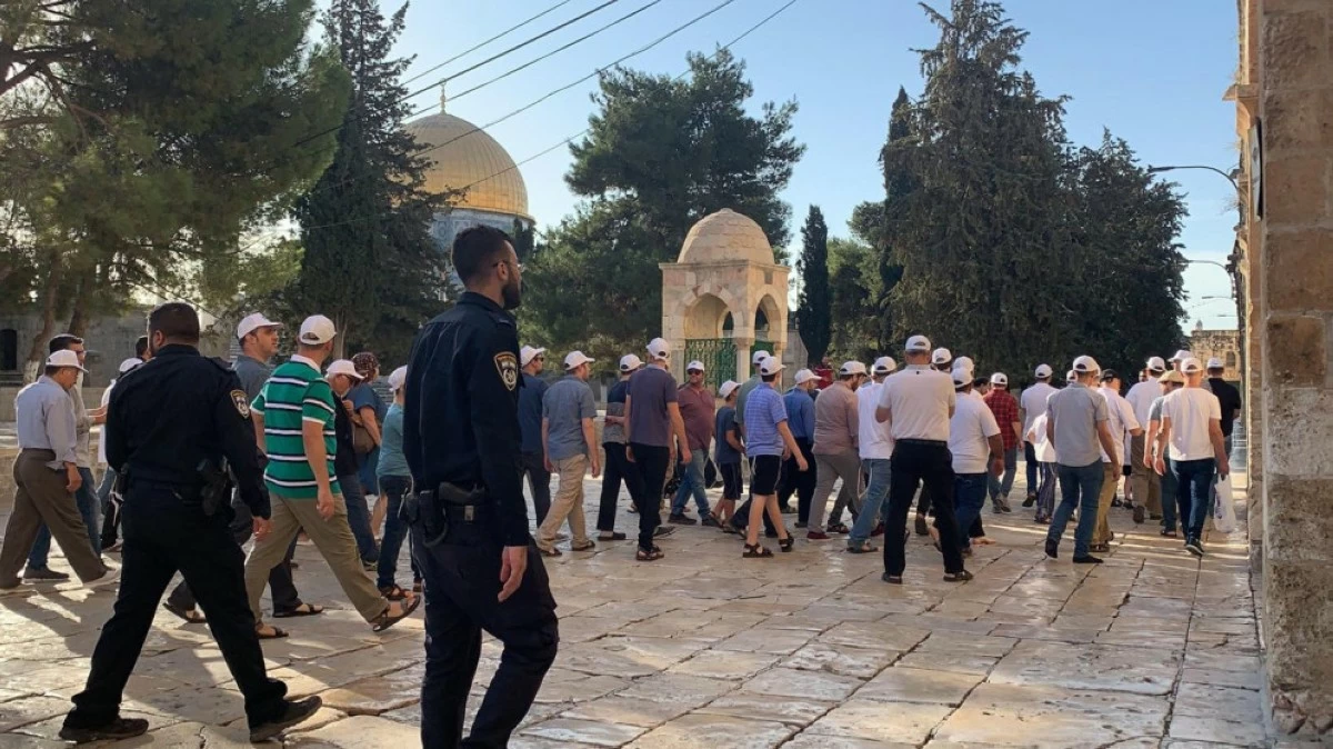 مستوطنون يقتحمون المسجد الأقصى بحراسة شرطة الاحتلال