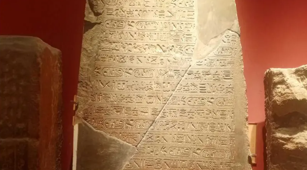 ليس بـ"الأسمنت" ..  مصر تكشف تفاصيل ما جرى في لوحة رمسيس الثاني
