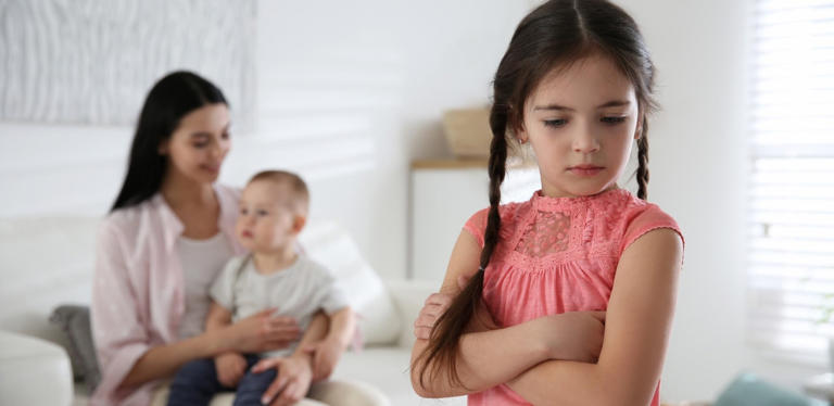 غيرة الطفل الأكبر بعد قدوم مولود جديد: كيف تتعاملين معها بذكاء وتتجنبين الأخطاء الشائعة؟