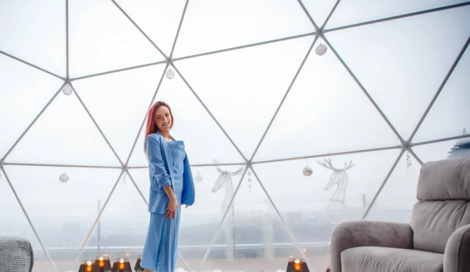 تفسير حلم العيش في بيت زجاجي للمتزوجة وعلاقته بضعف الاستقرار