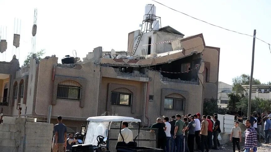 وسط انتشار للجيش ..  مستوطنون يواصلون حصار منازل فلسطينية في قصرة