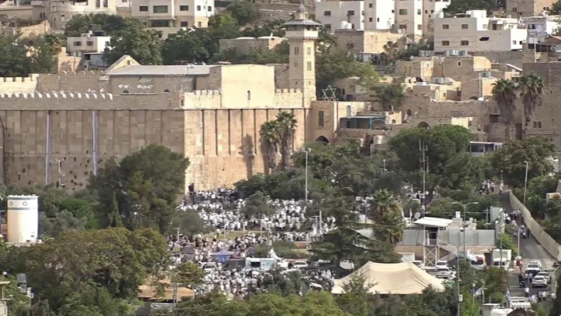 10 آلاف مستوطن يؤدون طقوسا في الحرم الإبراهيمي بمشاركة بن غفير
