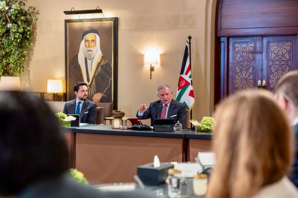 الملك يستقبل مساعدي أعضاء في الكونغرس الأمريكي